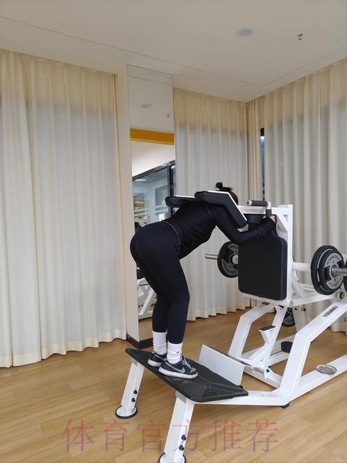 健康早间操:郑少忠带来小负重单腿臀部训练 健康早间操:郑少忠带来小负重单腿臀部训练